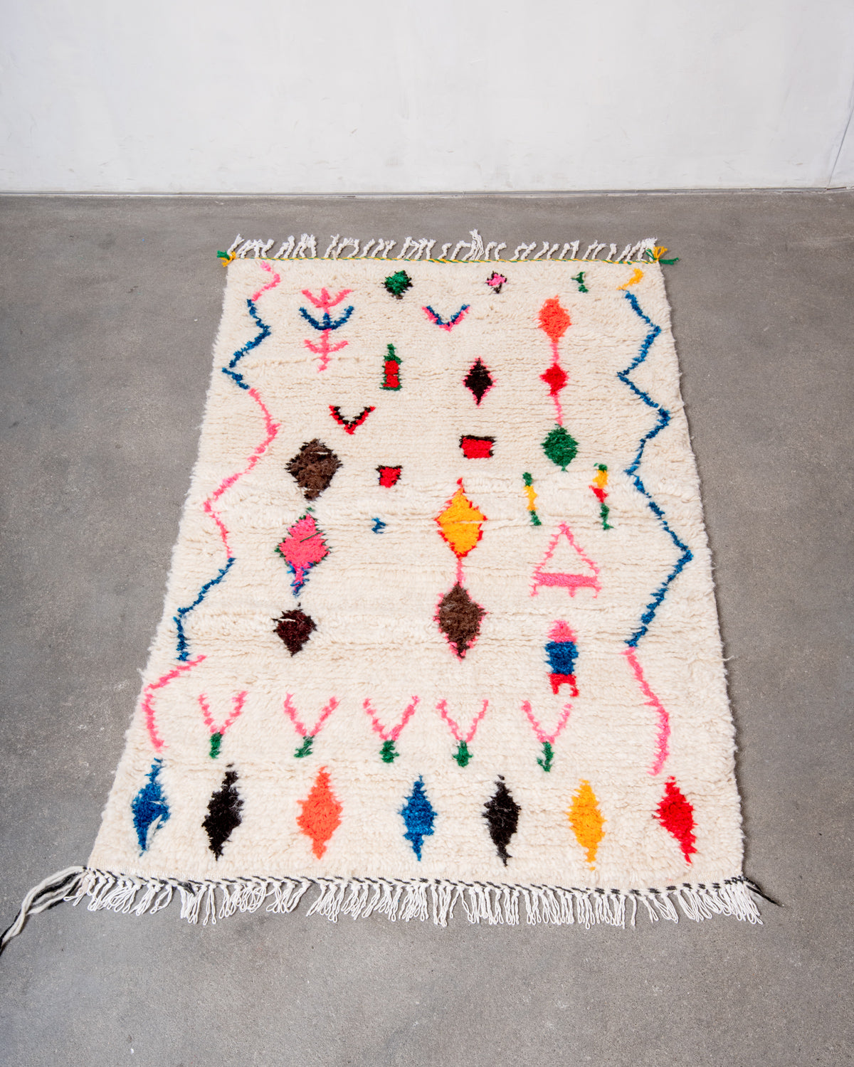 Modern designer handcrafted Berber rug from Morocco. Azilal rug with beautiful colors and patterns. Made of sheep’s wool and colourful cotton.